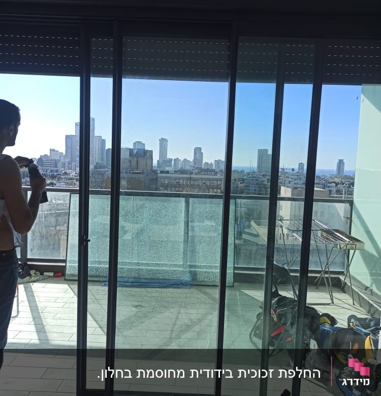 דלתות זכוכית גדולות עם נוף לעיר